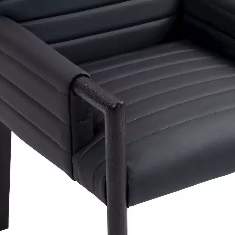 Meridian Furniture, Silla de comedor con brazos Aimee de piel vegana