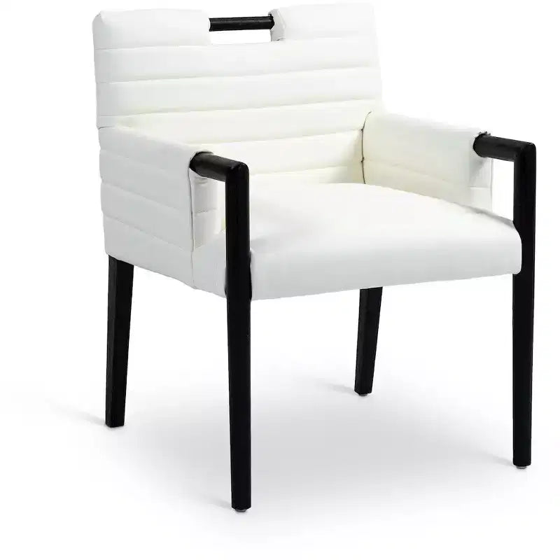 Meridian Furniture, Silla de comedor con brazos Aimee de piel vegana