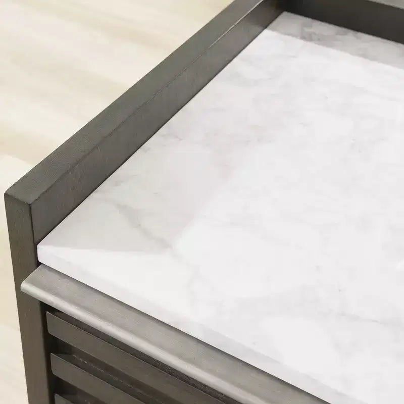 Signature Design by Ashley Arkenton Mesita de noche de 2 cajones con tapa de mármol blanco - Mesa auxiliar moderna para dormitorio, acabado en madera marrón grisáceo