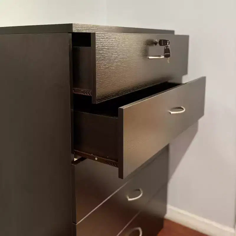 Cómoda moderna Okak Sleek de 5 cajones con rieles metálicos silenciosos y cerradura superior de metal para ropa