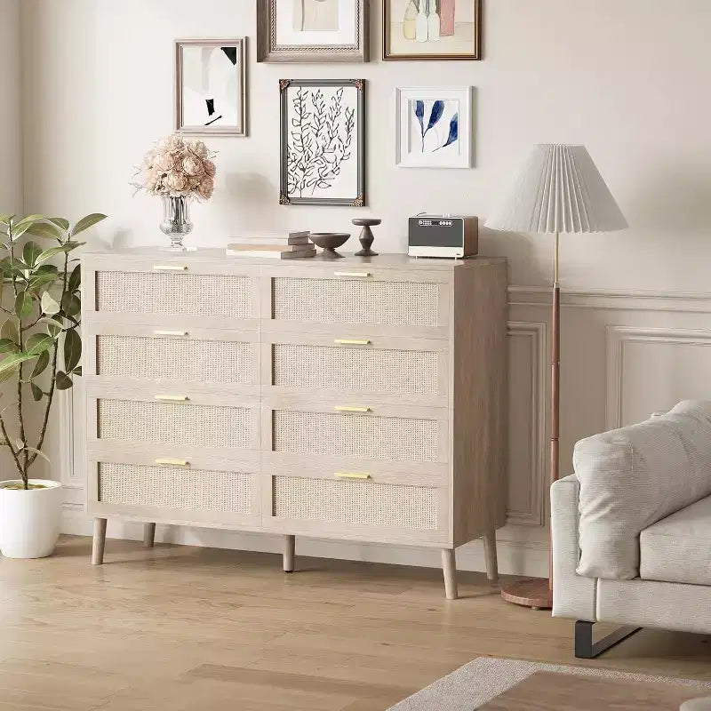 Cómoda de ratán de 8 cajones - Cofre de almacenamiento estilo casa de campo con tiradores dorados para dormitorio y sala de estar