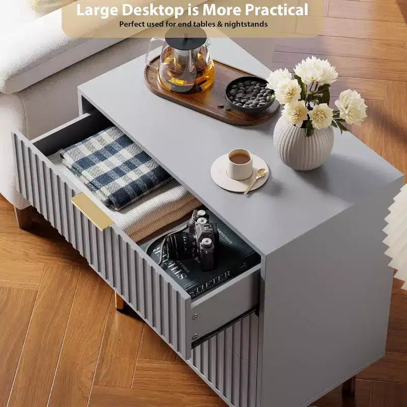 Cómoda de 3 cajones Coolmee para dormitorio, mesita de noche moderna estriada con cajones profundos, cómoda con parte superior ancha, organizador de cómoda de madera, mesa auxiliar