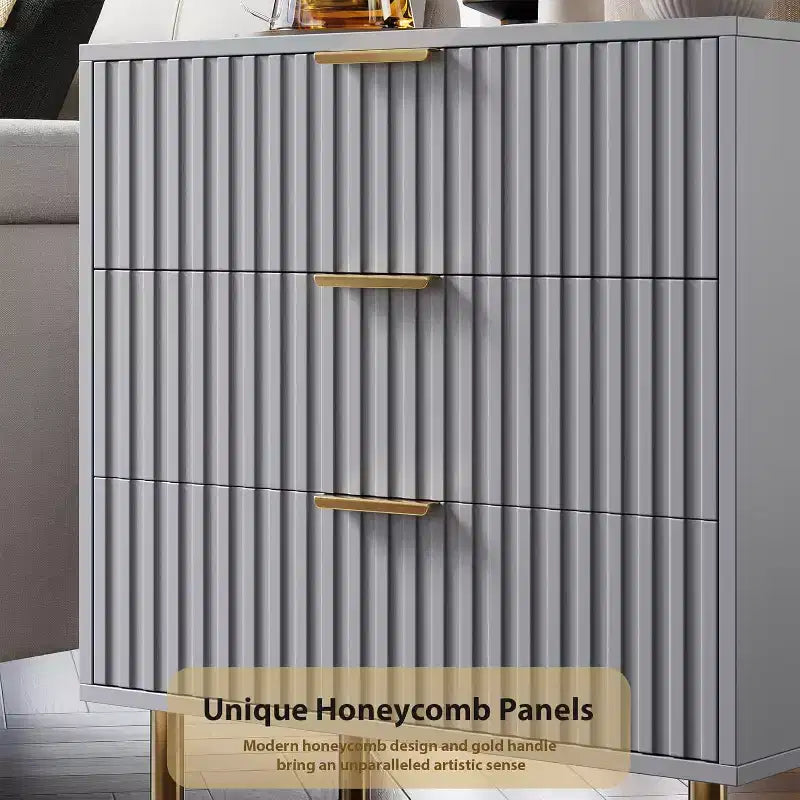 Cómoda de 3 cajones Coolmee para dormitorio, mesita de noche moderna estriada con cajones profundos, cómoda con parte superior ancha, organizador de cómoda de madera, mesa auxiliar