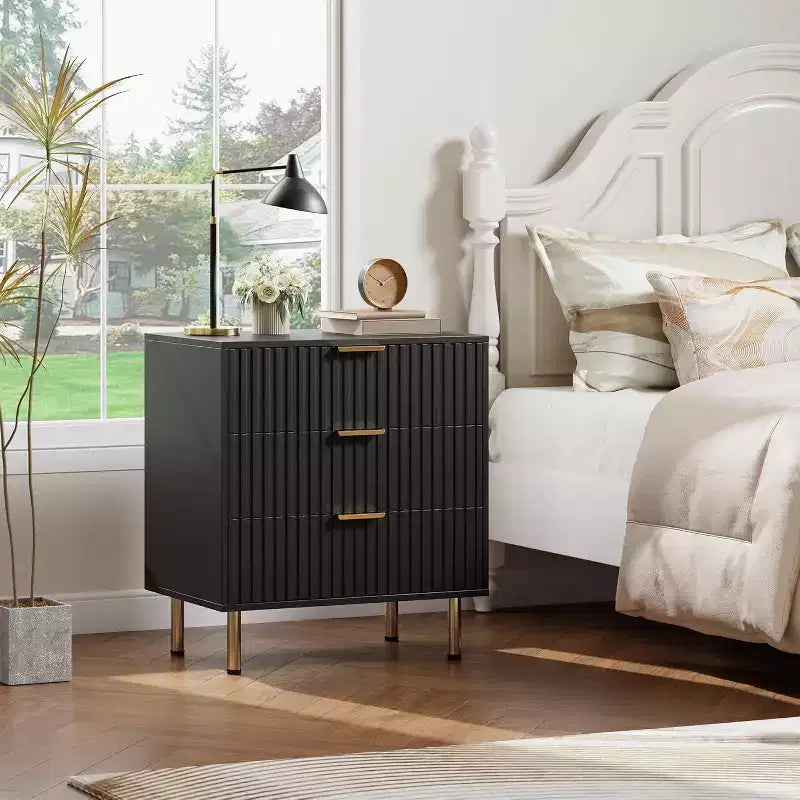 Cómoda de 3 cajones Coolmee para dormitorio, mesita de noche moderna estriada con cajones profundos, cómoda con parte superior ancha, organizador de cómoda de madera, mesa auxiliar