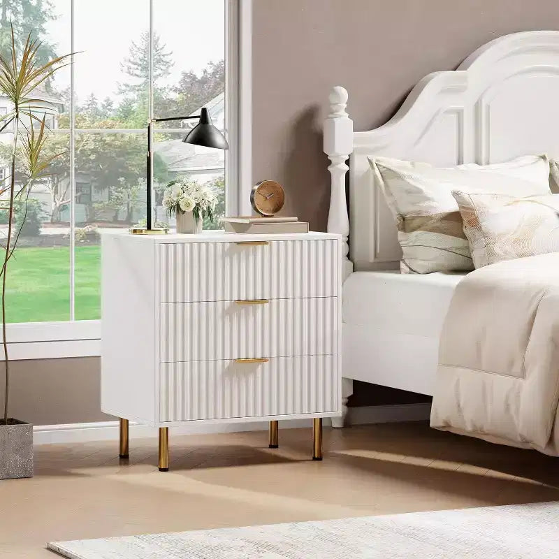 Cómoda de 3 cajones Coolmee para dormitorio, mesita de noche moderna estriada con cajones profundos, cómoda con parte superior ancha, organizador de cómoda de madera, mesa auxiliar