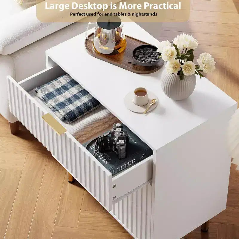 Cómoda de 3 cajones Coolmee para dormitorio, mesita de noche moderna estriada con cajones profundos, cómoda con parte superior ancha, organizador de cómoda de madera, mesa auxiliar
