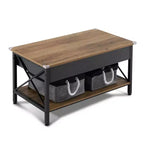 Mesa de centro con tablero rectangular P2 de color marrón, marco metálico ajustable en forma de X, y panel lateral de madera negra.