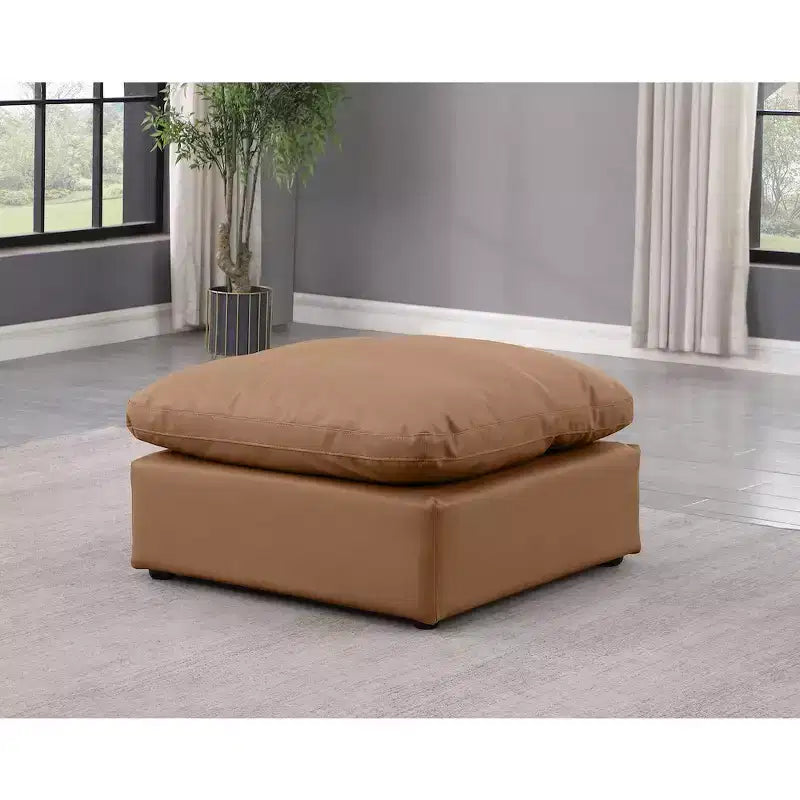 Meridian Furniture, Otomana de cuero vegano Indulge