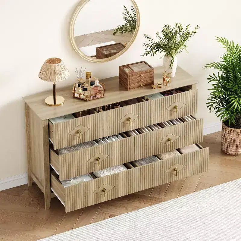 Cómoda de 7 cajones para dormitorio, cómoda de madera de 137 cm de ancho con tiradores de metal, organizador de ropa estriado, mueble de TV para pasillo