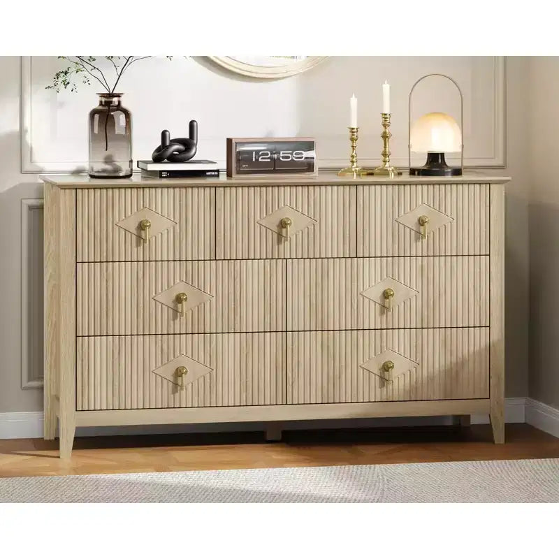 Cómoda de 7 cajones para dormitorio, cómoda de madera de 137 cm de ancho con tiradores de metal, organizador de ropa estriado, mueble de TV para pasillo
