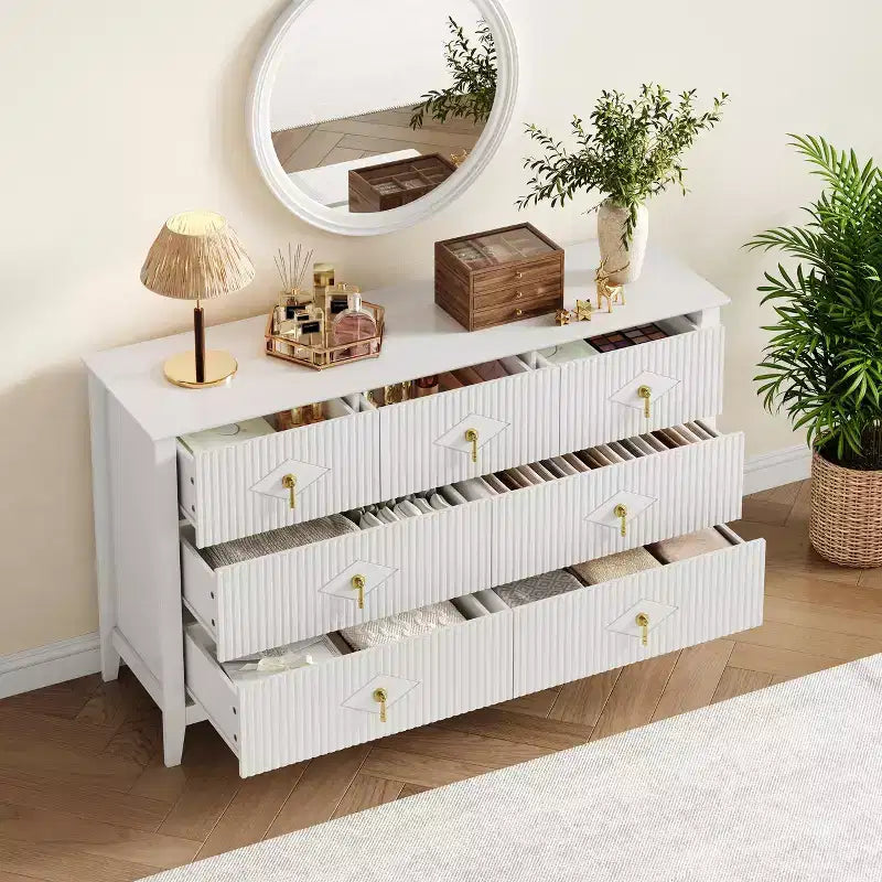 Cómoda de 7 cajones para dormitorio, cómoda de madera de 137 cm de ancho con tiradores de metal, organizador de ropa estriado, mueble de TV para pasillo