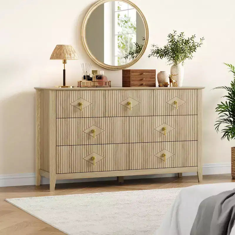 Cómoda de 7 cajones para dormitorio, cómoda de madera de 137 cm de ancho con tiradores de metal, organizador de ropa estriado, mueble de TV para pasillo