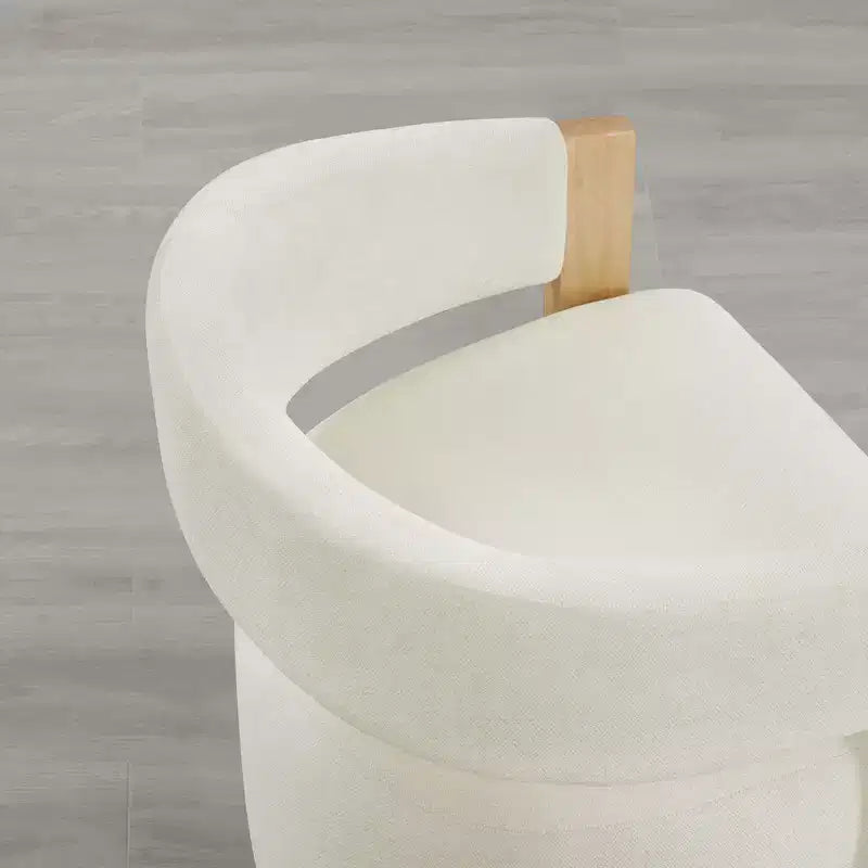 Silla de comedor tapizada Spruce&Spring con reposabrazos de madera y ruedas ocultas