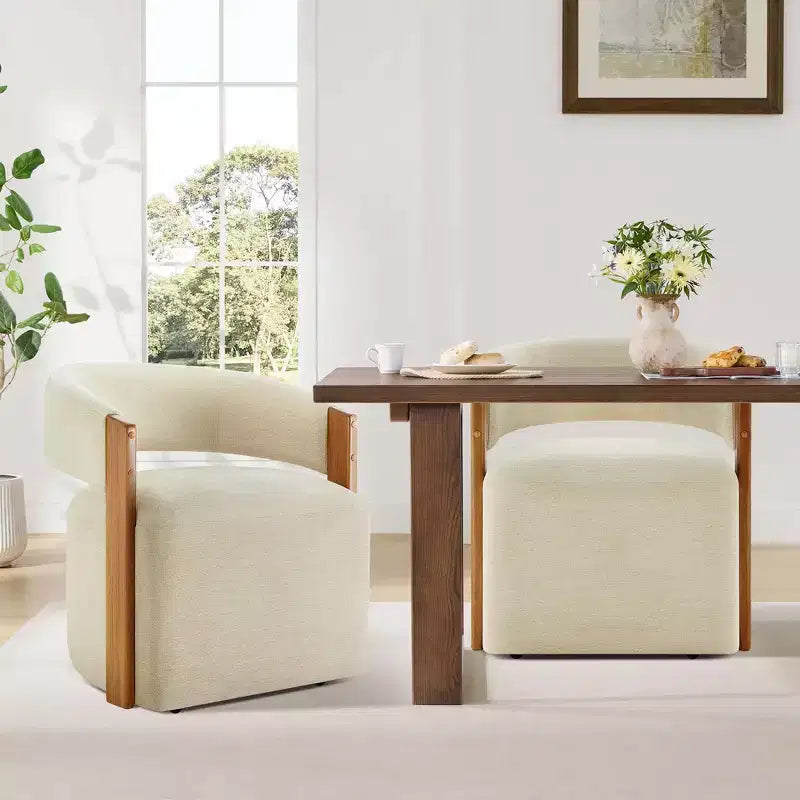 Silla de comedor tapizada Spruce&Spring con reposabrazos de madera y ruedas ocultas