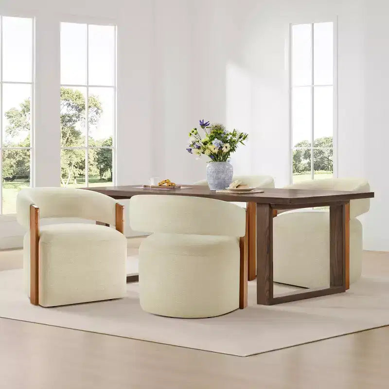 Silla de comedor tapizada Spruce&Spring con reposabrazos de madera y ruedas ocultas