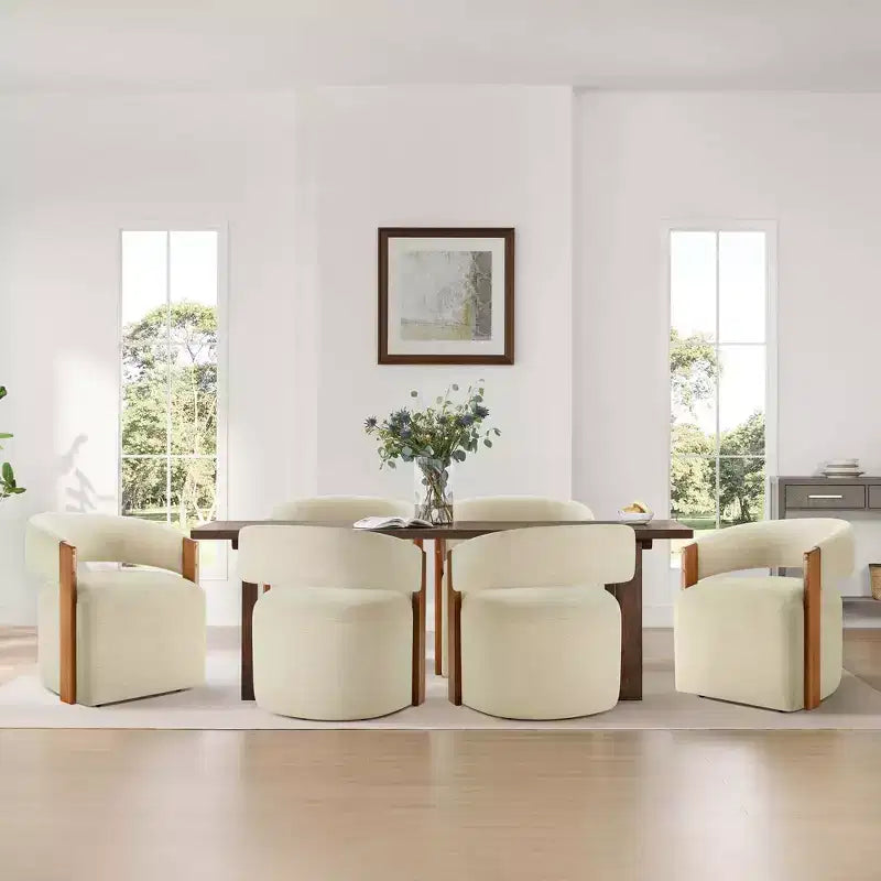 Silla de comedor tapizada Spruce&Spring con reposabrazos de madera y ruedas ocultas
