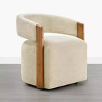Silla de comedor tapizada Spruce&Spring con reposabrazos de madera y ruedas ocultas