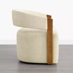 Silla de comedor tapizada Spruce&Spring con reposabrazos de madera y ruedas ocultas