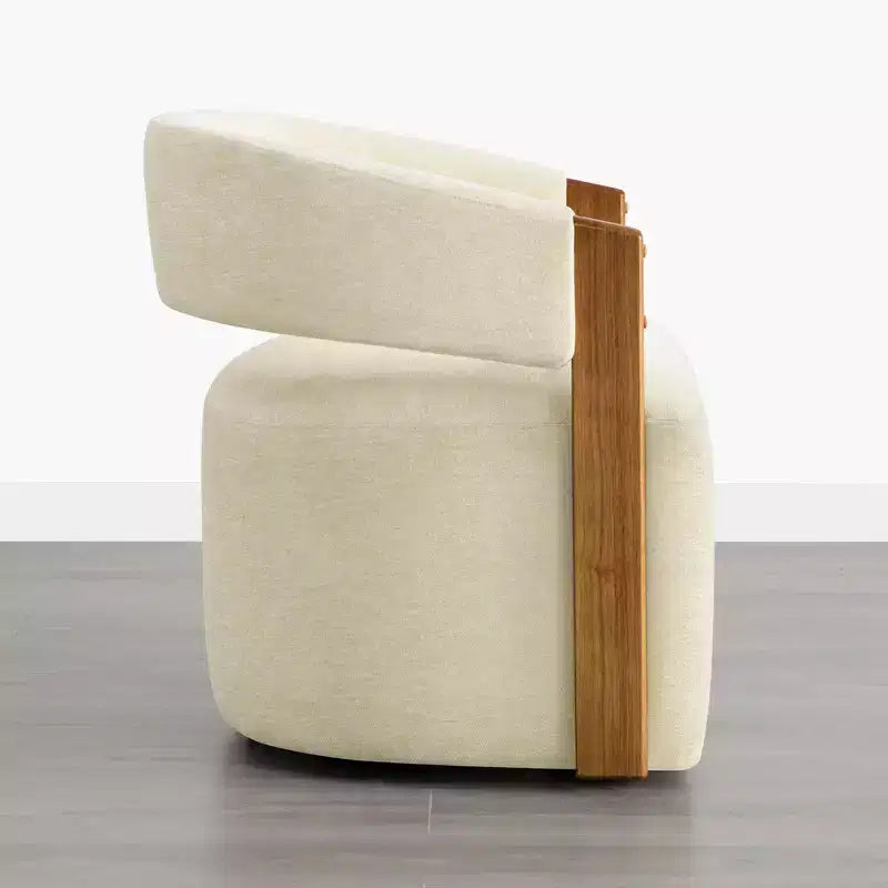 Silla de comedor tapizada Spruce&Spring con reposabrazos de madera y ruedas ocultas
