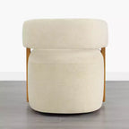 Silla de comedor tapizada Spruce&Spring con reposabrazos de madera y ruedas ocultas