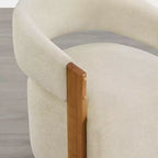 Silla de comedor tapizada Spruce&Spring con reposabrazos de madera y ruedas ocultas