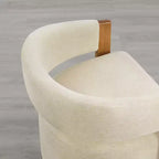 Silla de comedor tapizada Spruce&Spring con reposabrazos de madera y ruedas ocultas