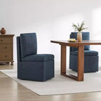 Silla de comedor tapizada Spruce&Spring con reposabrazos de madera y ruedas ocultas