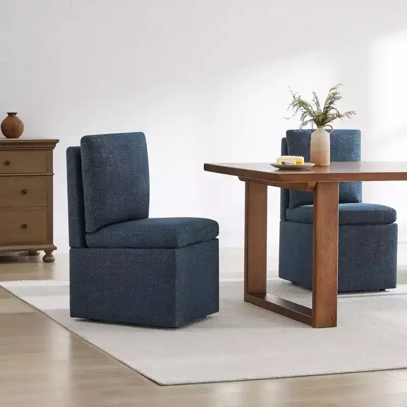 Silla de comedor tapizada Spruce&Spring con reposabrazos de madera y ruedas ocultas