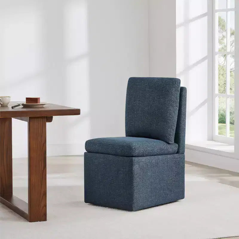 Silla de comedor tapizada Spruce&Spring con reposabrazos de madera y ruedas ocultas