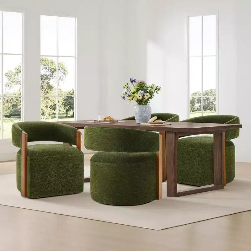 Silla de comedor tapizada Spruce&Spring con reposabrazos de madera y ruedas ocultas