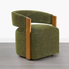 Silla de comedor tapizada Spruce&Spring con reposabrazos de madera y ruedas ocultas