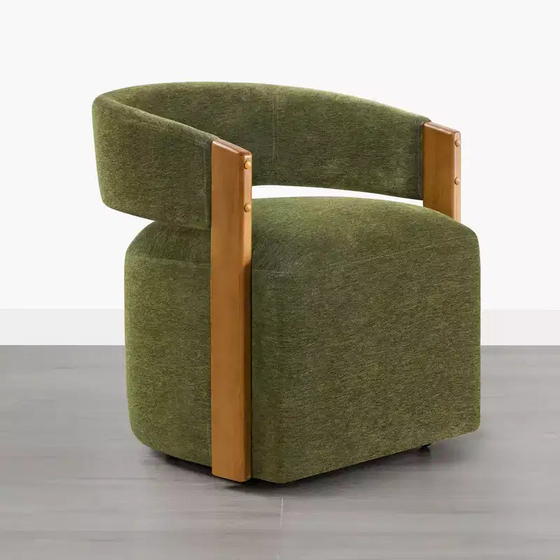 Silla de comedor tapizada Spruce&Spring con reposabrazos de madera y ruedas ocultas
