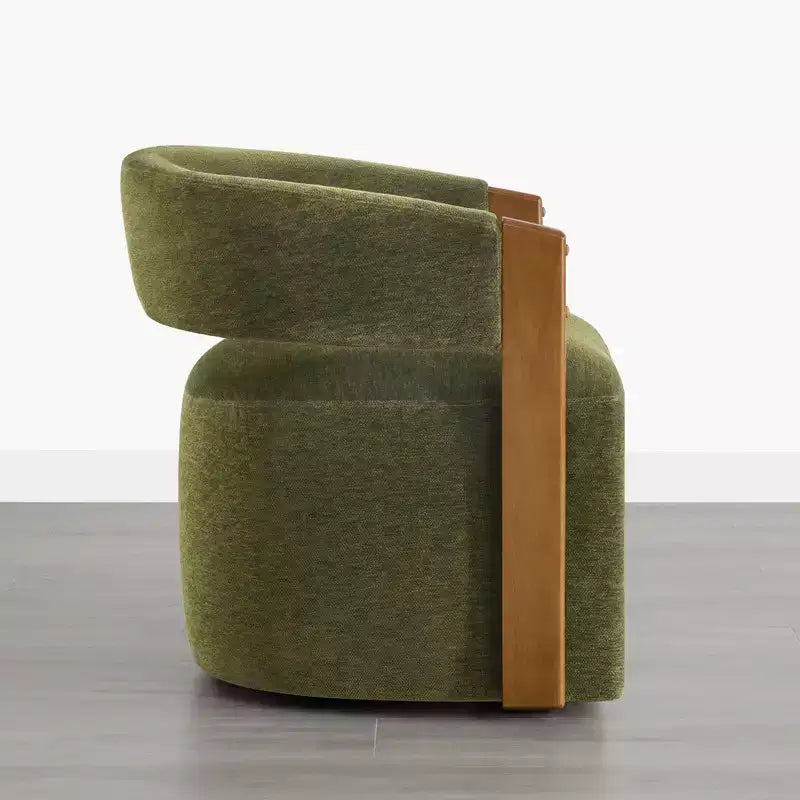 Silla de comedor tapizada Spruce&Spring con reposabrazos de madera y ruedas ocultas