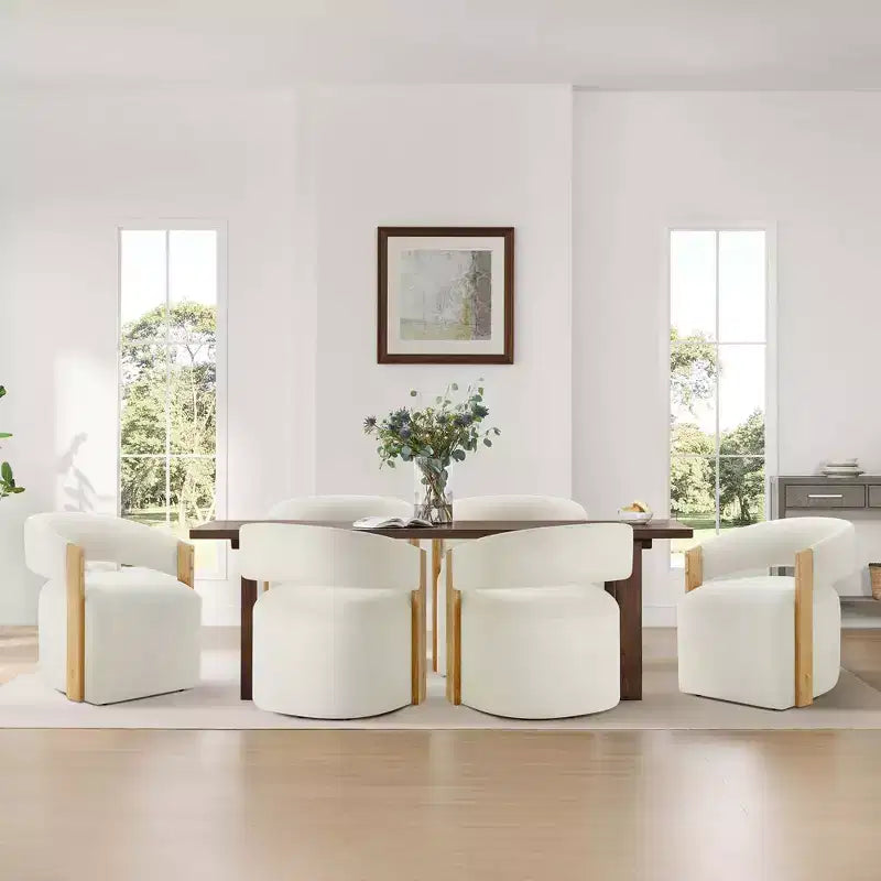 Silla de comedor tapizada Spruce&Spring con reposabrazos de madera y ruedas ocultas