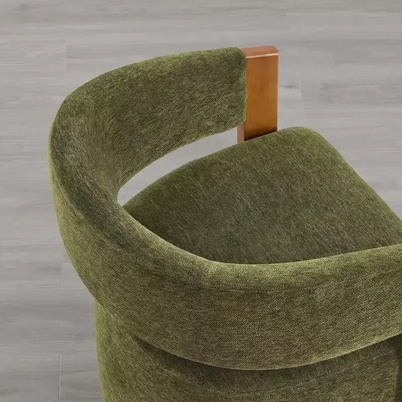 Silla de comedor tapizada Spruce&Spring con reposabrazos de madera y ruedas ocultas