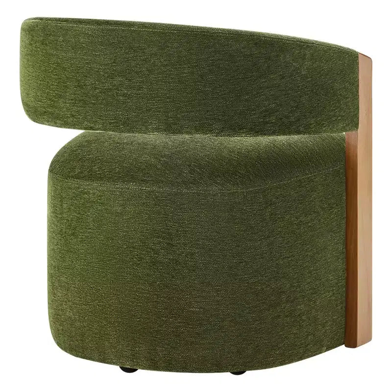 Silla de comedor tapizada Spruce&Spring con reposabrazos de madera y ruedas ocultas