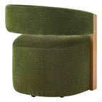 Silla de comedor tapizada Spruce&Spring con reposabrazos de madera y ruedas ocultas
