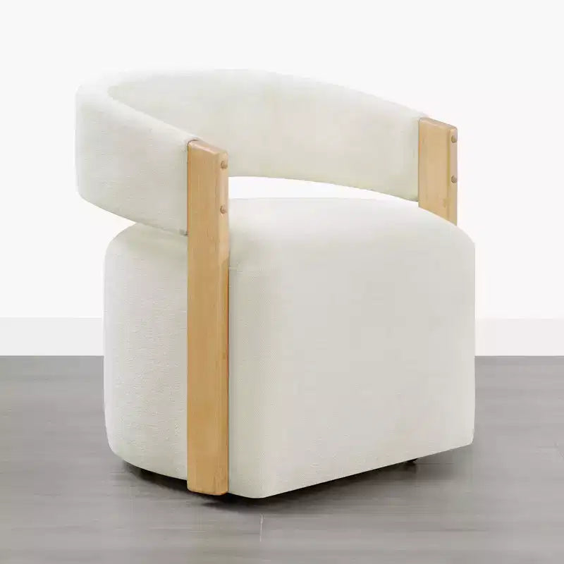 Silla de comedor tapizada Spruce&Spring con reposabrazos de madera y ruedas ocultas