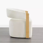 Silla de comedor tapizada Spruce&Spring con reposabrazos de madera y ruedas ocultas