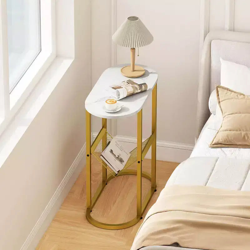 Mesa auxiliar Costway con tablero de mármol sintético y revistero, marco de metal resistente, marrón/blanco