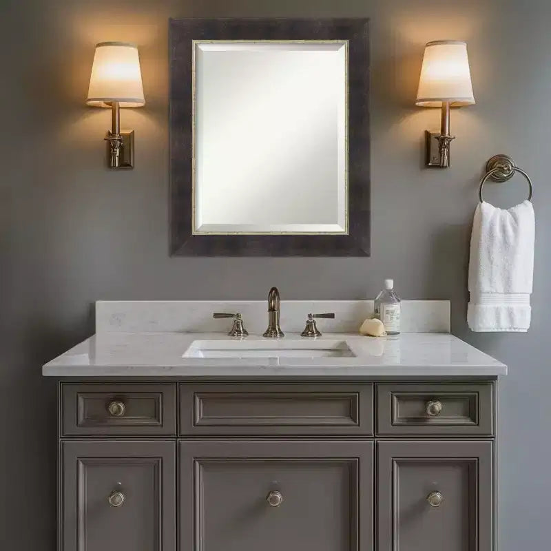 Espejo de pared de baño enmarcado de madera biselada Amanti Art Odin Bronce Antiguo