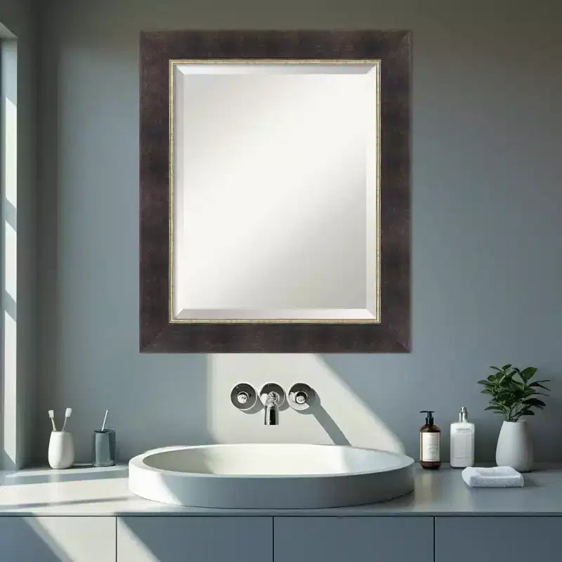 Espejo de pared de baño enmarcado de madera biselada Amanti Art Odin Bronce Antiguo