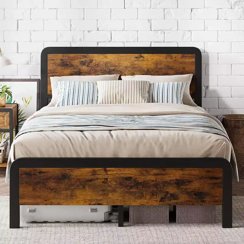Base de cama tamaño "queen" con cabecero y pie de cama de madera, cama con plataforma de estilo rústico con listones metálicos, montaje sencillo para uso en dormitorio