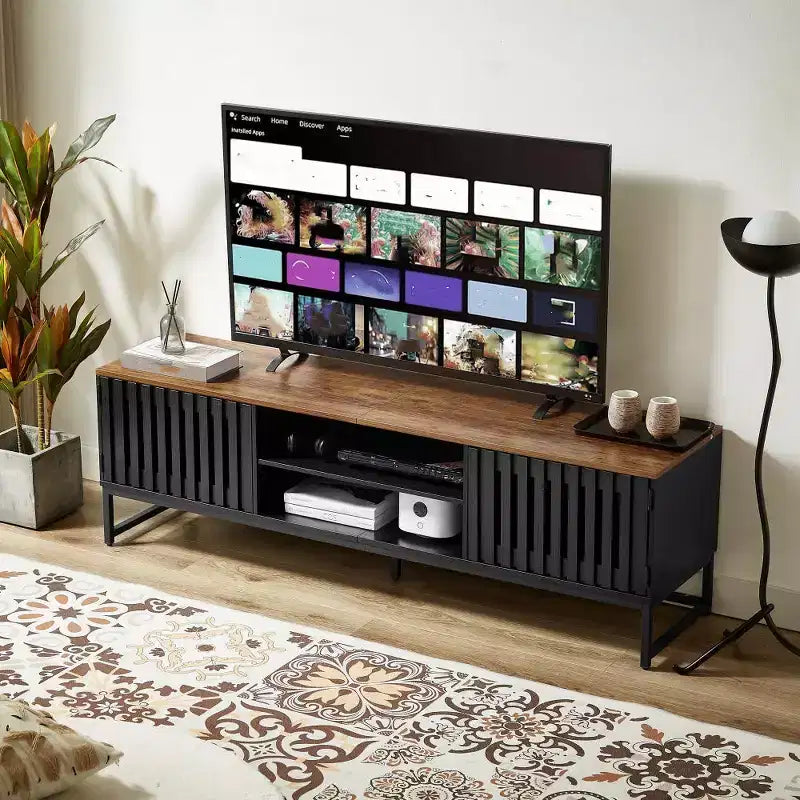 Mueble de TV Moderno de Temperatura Media de 63 Pulgadas | Puertas con Rejilla de Listones y Almacenamiento Ideal para Sala de Estar, Dormitorio y Centro de Entretenimiento