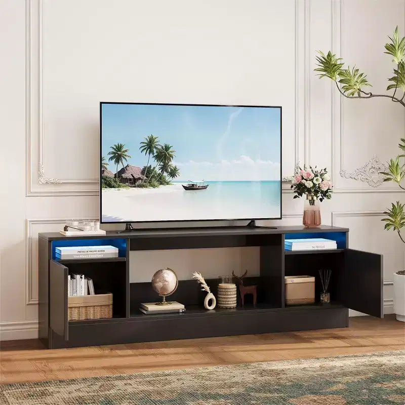 Mueble de TV moderno con iluminación LED, que incluye armarios de almacenamiento y estantes, adecuado para dormitorios y salas de estar.