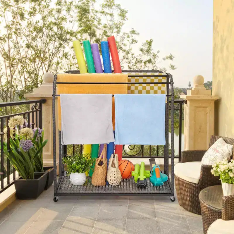 Toallero de piscina para exteriores, toallero de pie de mimbre, organizador de almacenamiento con compartimento para flotadores, churros de piscina, aros de natación