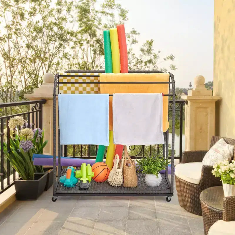 Toallero de piscina para exteriores, toallero de pie de mimbre, organizador de almacenamiento con compartimento para flotadores, churros de piscina, aros de natación