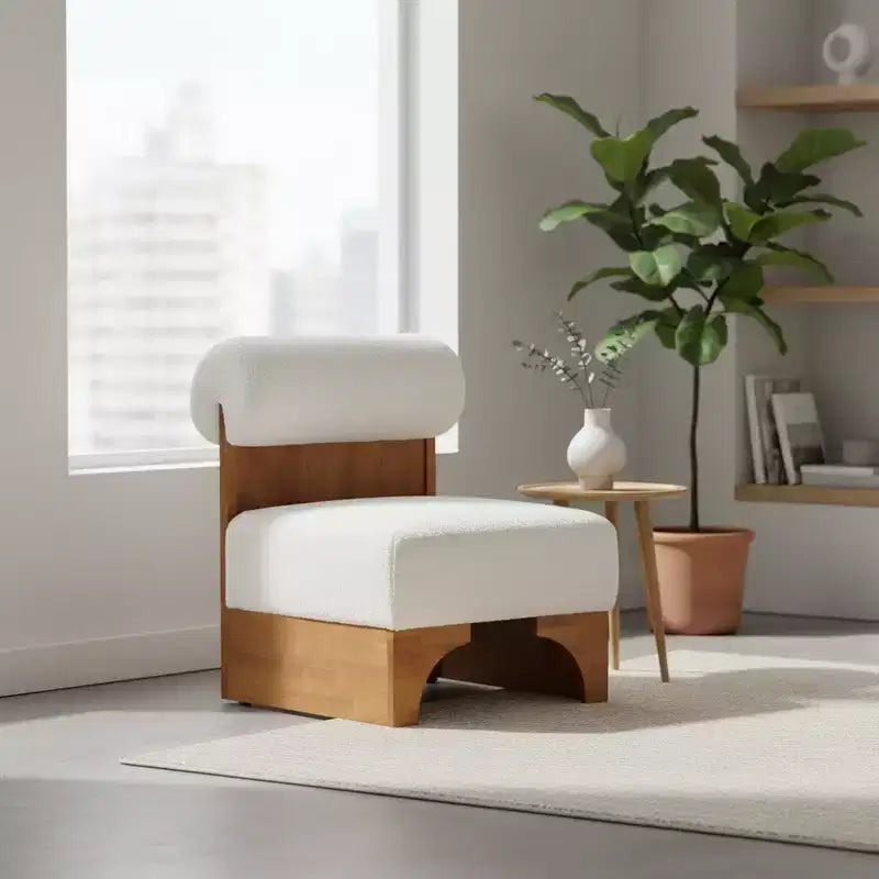 Sillón Homy Casa con respaldo enrollado y base de madera maciza, tapicería de bouclé