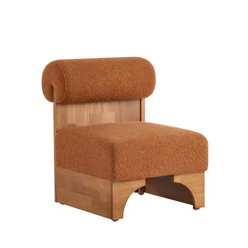 Sillón Homy Casa con respaldo enrollado y base de madera maciza, tapicería de bouclé