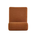 Sillón Homy Casa con respaldo enrollado y base de madera maciza, tapicería de bouclé